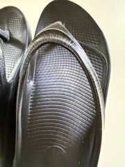 OOFOS OOlala Recovery Thong Flip Flops Sandals : Black Glossy – Women’s 10 EU 41
