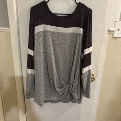 Maurice’s 24/7 Long Sleeve Grey Shirt With Knot Size 2 Colorblock