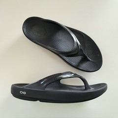 OOFOS OOlala Recovery Thong Flip Flops Sandals : Black Glossy – Women’s 10 EU 41