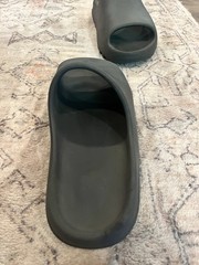 Adidas Yeezy Men&rsquo;s Black Slide Slightly Used Good Condition