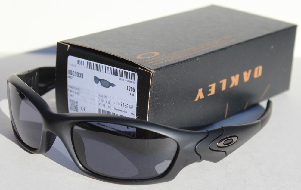 OAKLEY Straight Jacket Sunglasses Matte Black/Grey NEW OO9039 11-013 NEW