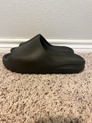 Adidas Yeezy Men&rsquo;s Black Slide Slightly Used Good Condition