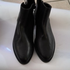 Women&rsquo;s Black Leather Ankle Booties Round Toe Side Zip Memory Foam US 8.5