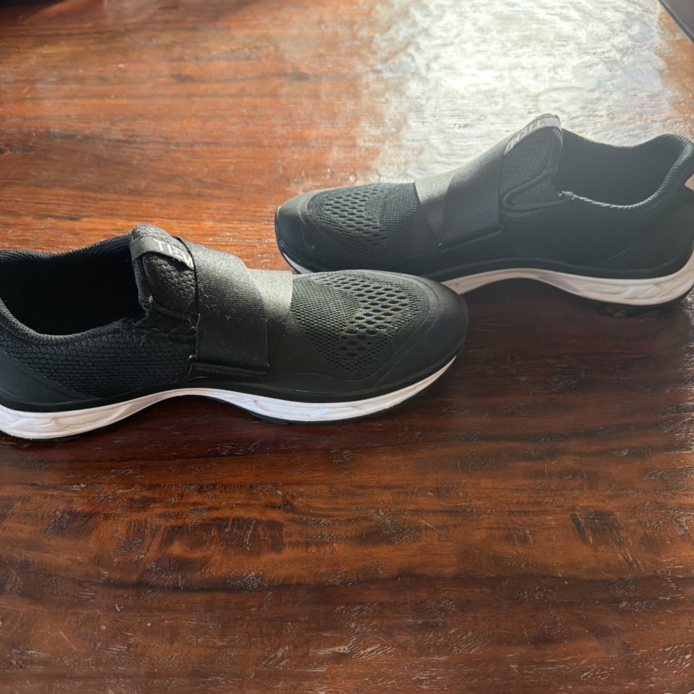 TIEM Black/White Cycling Sneakers Hook & Loop Breathable Low Top Metal Cleat