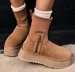 UGG Classic Dippper « Chestnut » boots – New without tags! Women’s size 9