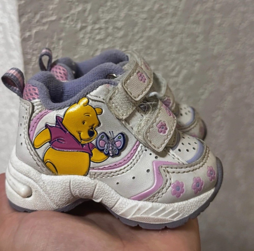 Adorable …Vintage Winnie the Pooh baby shoes size 1 flower design purple EUC